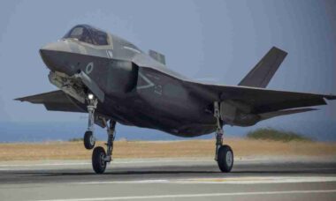 Caças F-35 britânicos operam sem mísseis originais e enfrentam atrasos até a década de 2030
