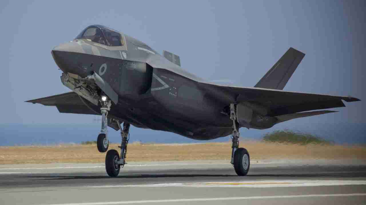 Caças F-35 britânicos operam sem mísseis originais e enfrentam atrasos até a década de 2030