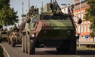 Letônia envia primeiros blindados Patria 6x6 à Ucrânia como parte de pacote militar milionário