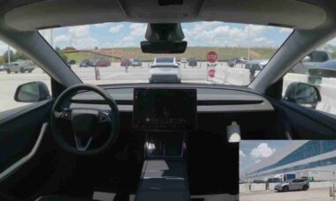 Carro da Tesla dirige sozinho da fábrica até o comprador mas serviço enfrenta investigação nos EUA