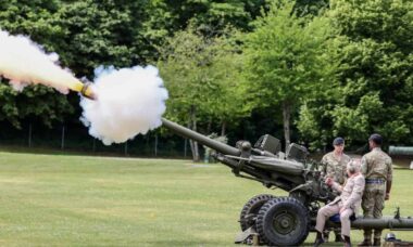 Rei Charles dispara canhão em visita ao Regimento de Artilharia e reforça laço com o Exército
