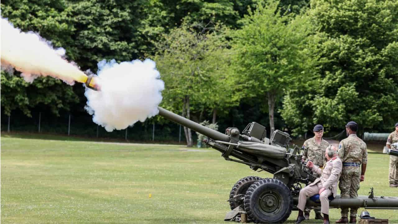 Koning Charles vuurt kanon af tijdens bezoek aan artillerieregiment en versterkt band met het leger