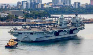 Porta-aviões britânico chega à Austrália e encerra maior exercício militar do ano no país