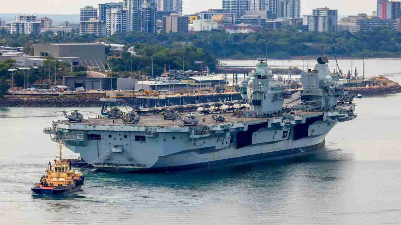 Porta-aviões britânico chega à Austrália e encerra maior exercício militar do ano no país