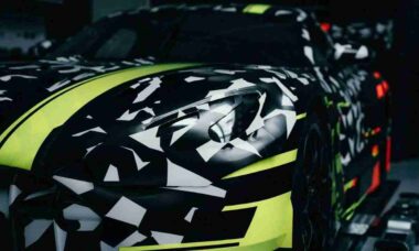 Mercedes-AMG GT Track Sport aposta em motor V8 e visual agressivo para dominar as pistas