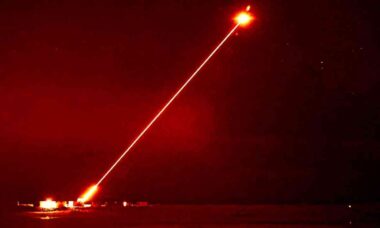 Reino Unido investe US$ 1,37 bi em armas a laser após testes bem-sucedidos contra drones