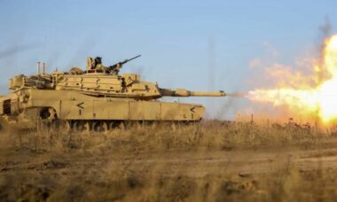 Exército dos EUA treina tanques Abrams para combater drones com canhões de 120 mm