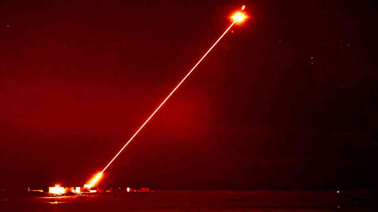 Reino Unido investe US$ 1,37 bi em armas a laser após testes bem-sucedidos contra drones