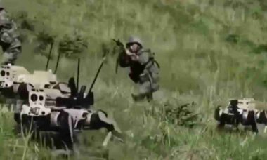 China testa cães-robôs e drones armados em simulação ofensiva com tropas de infantaria