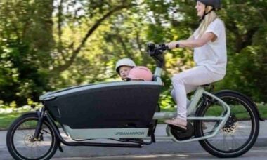 Urban Arrow lança e-bike para até 4 crianças como alternativa prática ao carro na cidade