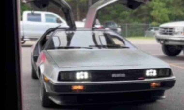 Brasileiro cria DeLorean com motor de Ferrari e carro chega a valer até US$ 540 mil