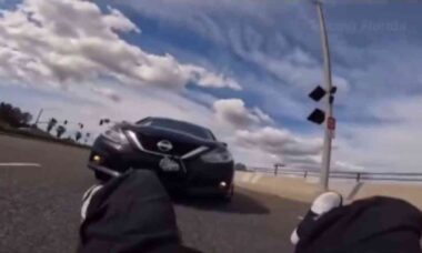 Vídeo: motorista atropela motociclista de propósito e é acusado de tentativa de homicídio