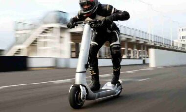 Scooter elétrica The Turbo quer bater recorde mundial com velocidade acima de 160 km/h