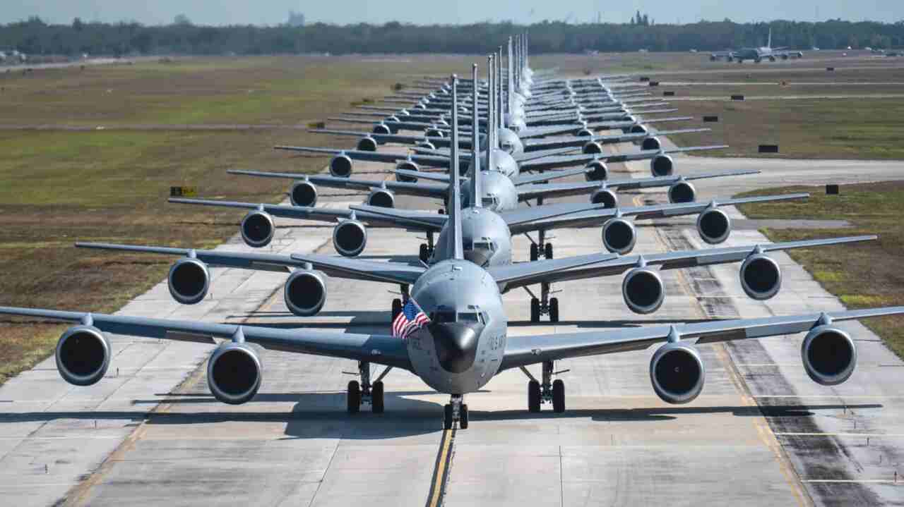 Las aeronaves de reabastecimiento KC-135 podrían recibir una modificación para lanzar drones de defensa