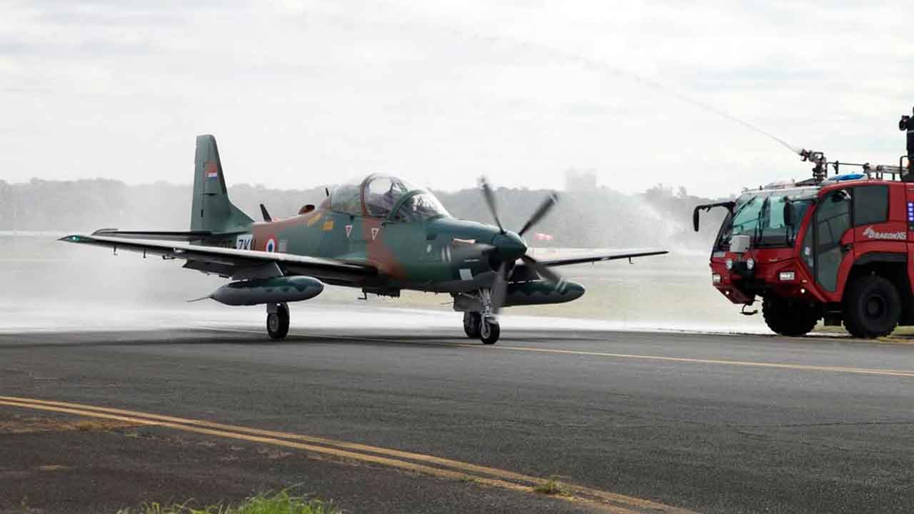 Paraguay mottar første parti med A-29 Super Tucano-fly fra Embraer. Instagram @fuerzaaerea_py