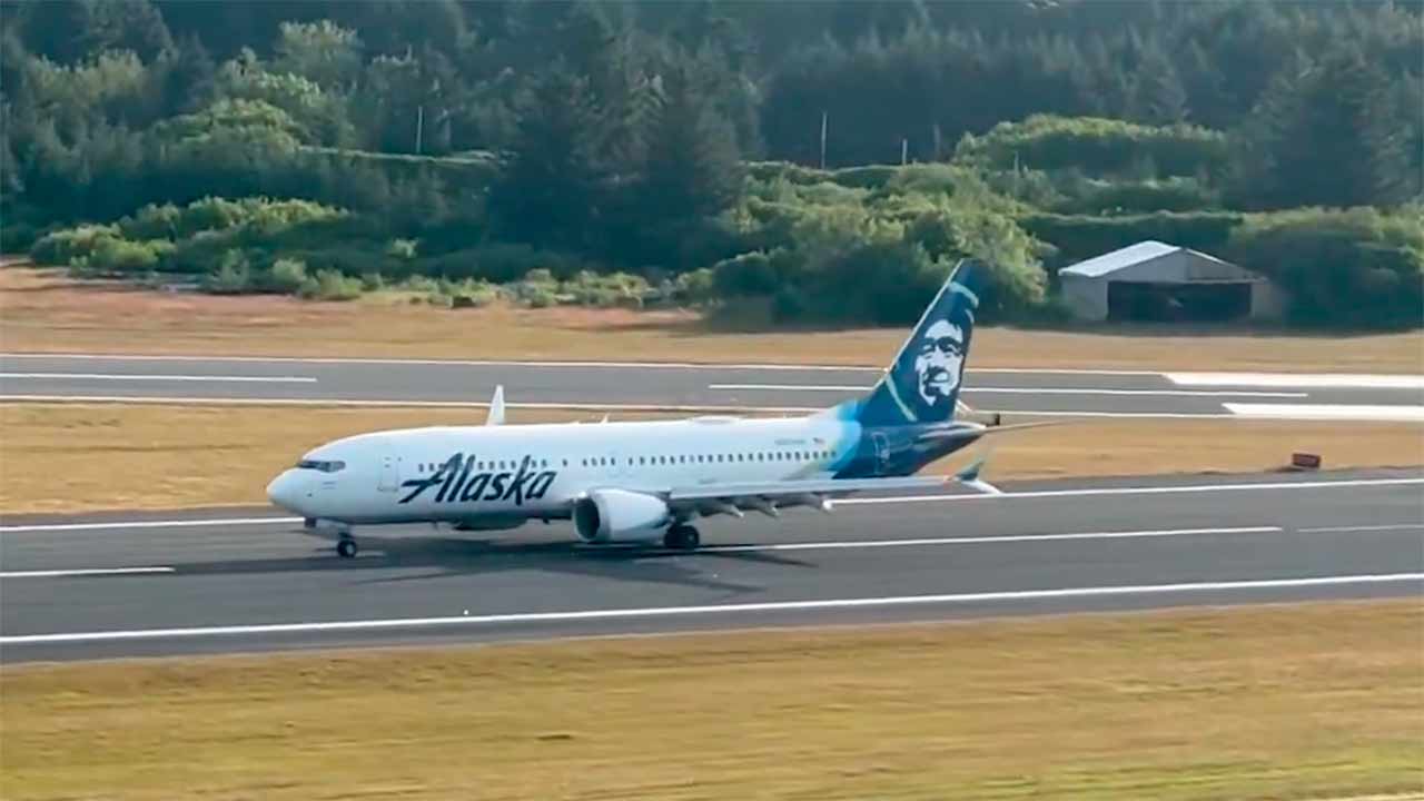 Alaska Airlines-fly kolliderer med hjort under landing i Kodiak. X @fl360aero