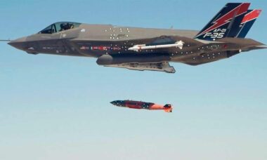 F-35 testa B61-12 inerte. Foto: USAF