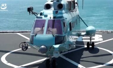 Exército chinês executa simulação realista com embarcações e helicópteros navais. Instagram: @china_bugle