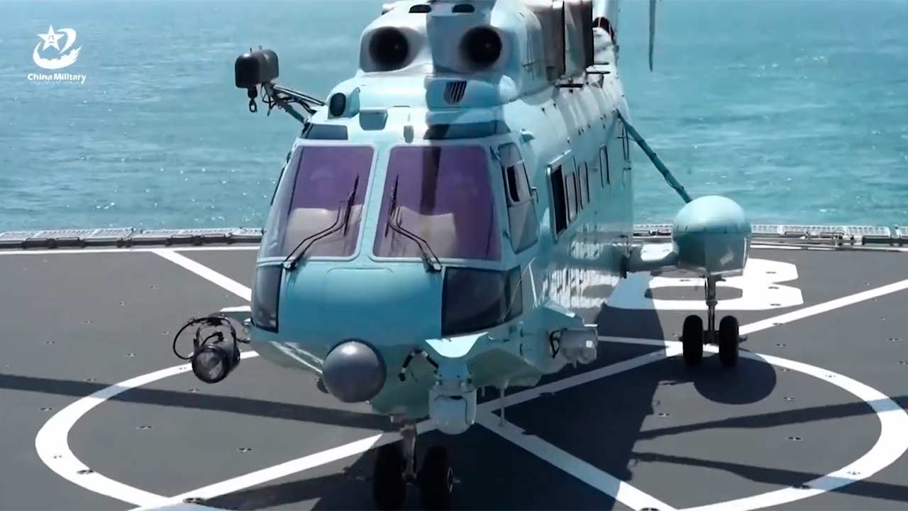 El ejército chino ejecuta una simulación realista con embarcaciones y helicópteros navales. Instagram: @china_bugle