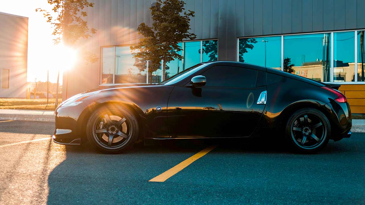 Les voitures noires chauffent-elles plus vite au soleil ? Photo : Pexels