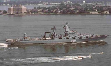 Navio de guerra russo "abre fogo" em exercício perto da fronteira com a Noruega