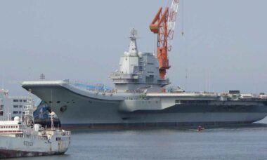 Shandong, primeiro porta-aviões construído na China, chega a Hong Kong para visita