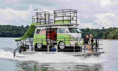 Empresas brasileiras se unem para transformar Kombi luxuosa em barco com tobogã; veja fotos