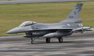 Força Aérea de Taiwan realiza reabastecimento "quente" de caças F-16 durante exercício Han Guang-41. X @MoNDefense