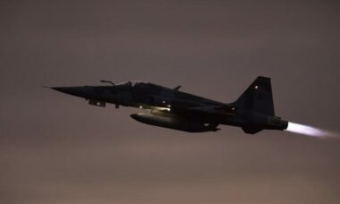 Aviões da Força Aérea Brasileira realizam reabastecimento de caças no ar