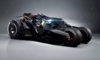 Neymar surge dirigindo réplica do “Batmobile”, carro de US$ 1,5 milhão idêntico ao do Batman