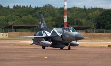 JF-17 Thunder paquistanês chega ao RIAT 2025. Foto: X @DGPR_PAF