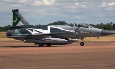 JF-17 Thunder paquistanês chega ao RIAT 2025. Foto: X @DGPR_PAF