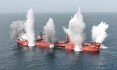 Vídeo de rebeldes houthi mostra afundamento do navio Magic Seas. X @clashreport