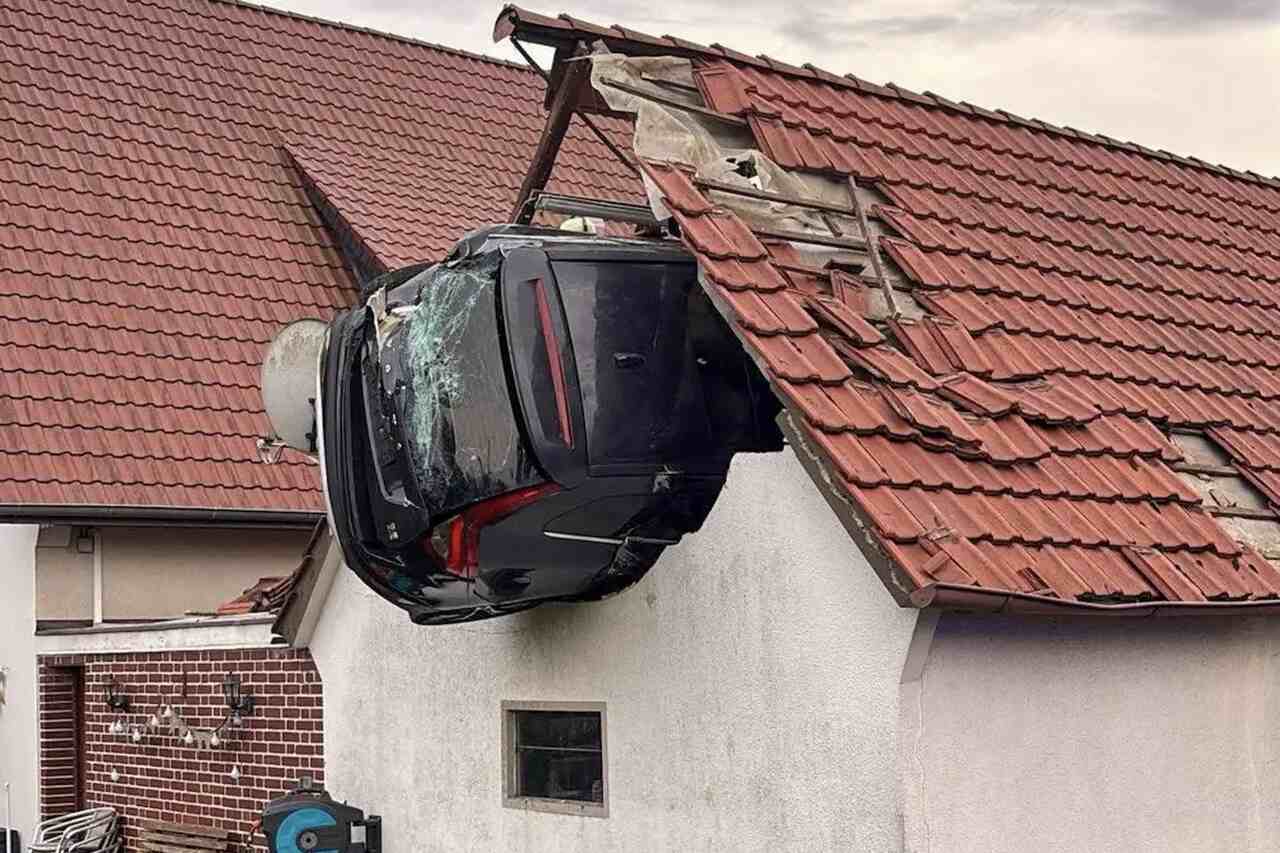 Carro fica preso em telhado após atropelar criança e ser catapultado para cima 