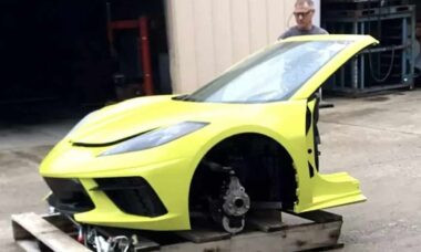 Entenda por que a GM está serrando Corvettes novinhos ao meio nos EUA