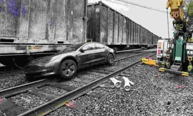 Familia é forçada a pular de Tesla em modo de autopilotagem antes do veículo ser atingido por trem