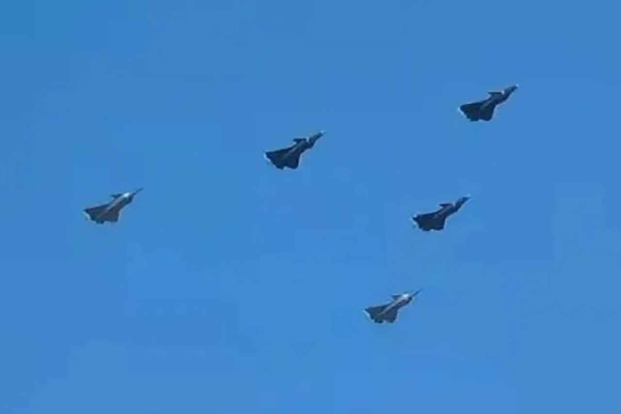 Fotos do caça furtivo chinês J-20A no ar aumentam especulações de participação em desfile militar