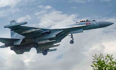 Rússia equipa caças Su-35 com míssil avançado K-77M na guerra da Ucrânia . X @TheDeadDistrict