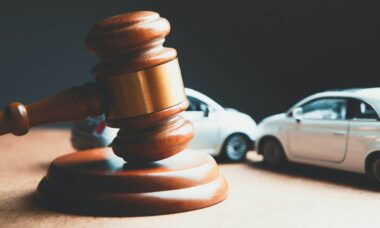 Homem que estava "legalmente morto" apareceu no tribunal para tirar carteira de motorista; entenda
