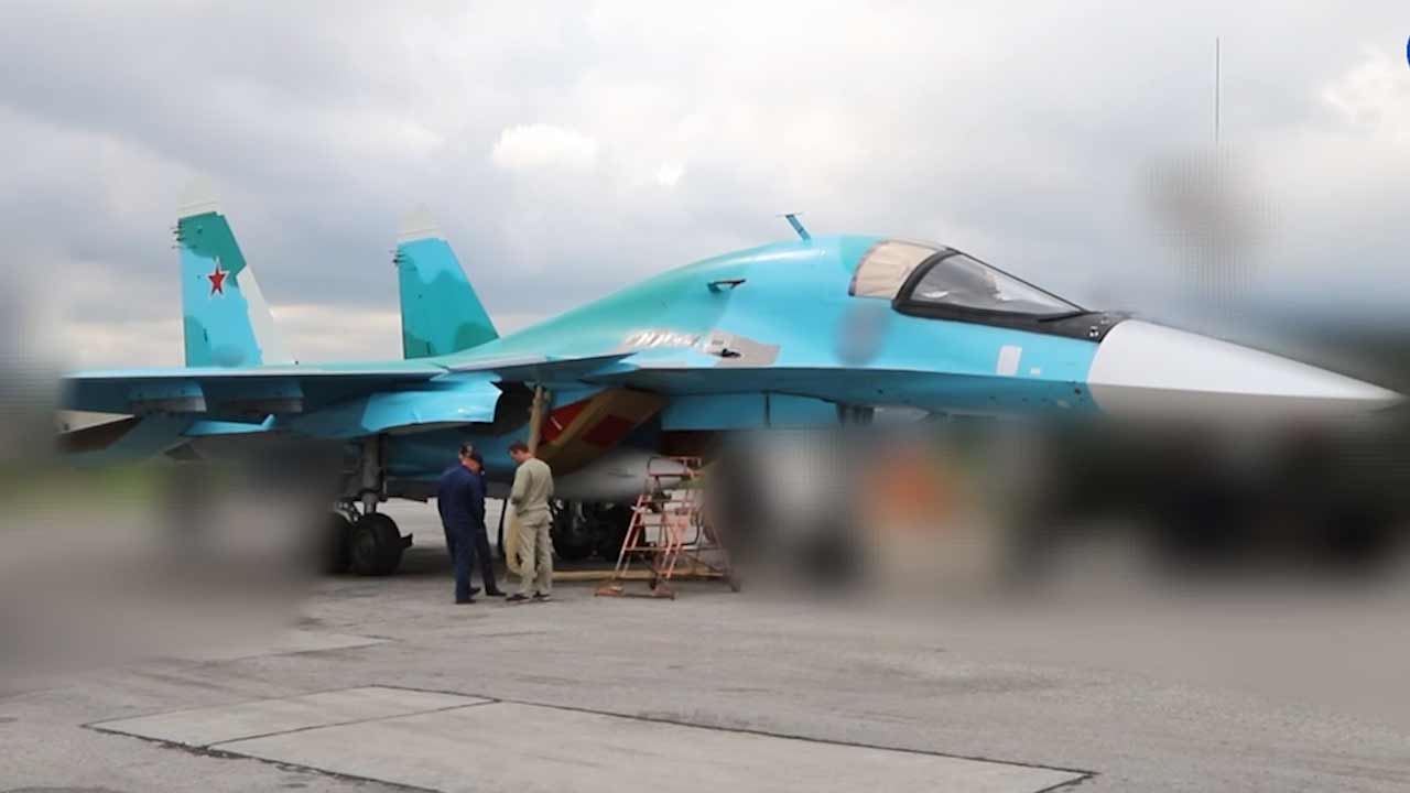 動画：ロシア、新型Su-34戦闘爆撃機で軍事力を誇示 - Carro e motos