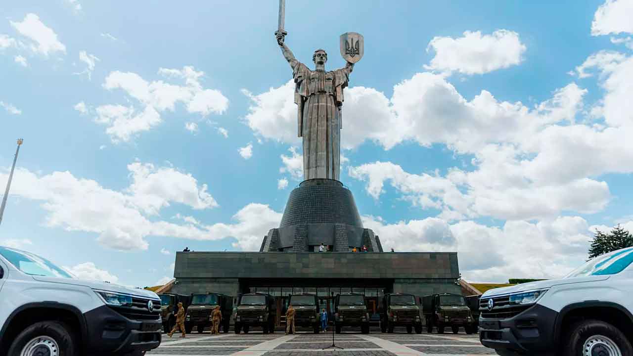 Vídeo: Alemanha reforça apoio à Ucrânia com caminhões e picapes militares.  X @MVS_UA