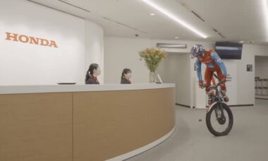 Ciclista profissional exibe nova bike elétrica RTL da Honda em passeio pelo escritório