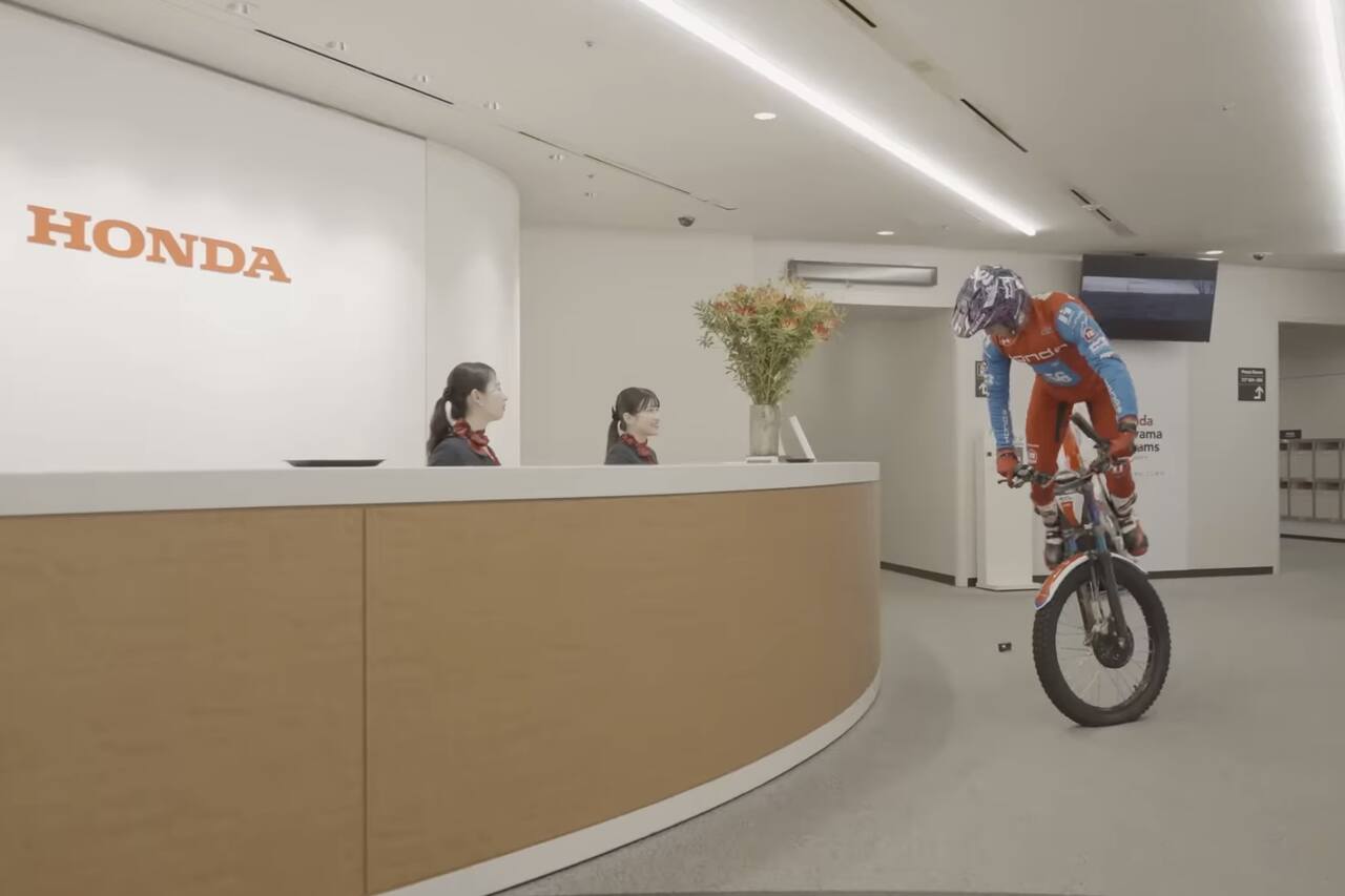 Ciclista profissional exibe nova bike elétrica RTL da Honda em passeio pelo escritório
