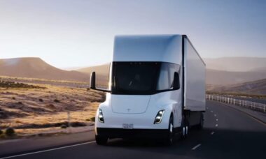 Tesla deve iniciar produção de caminhão elétrico ainda esse ano