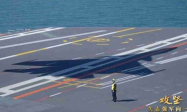 China avança com Fujian, seu primeiro porta-aviões com catapulta eletromagnética ativa