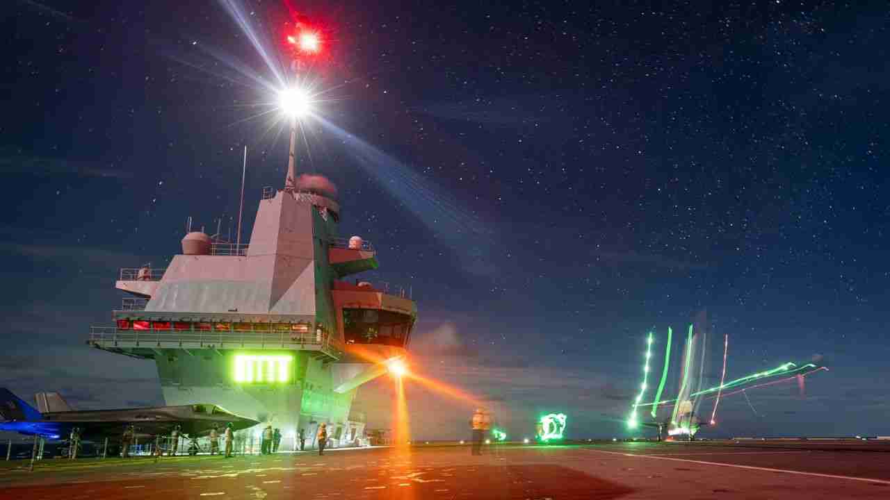 HMS Prince of Wales lidera operações noturnas com caças F-35B em missão no Indo-Pacífico