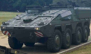 Exército Britânico recebe 1º blindado Boxer totalmente fabricado no Reino Unido