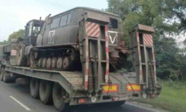 Rússia leva raros veículos sobre esteiras Uzola para a linha de frente na Ucrânia