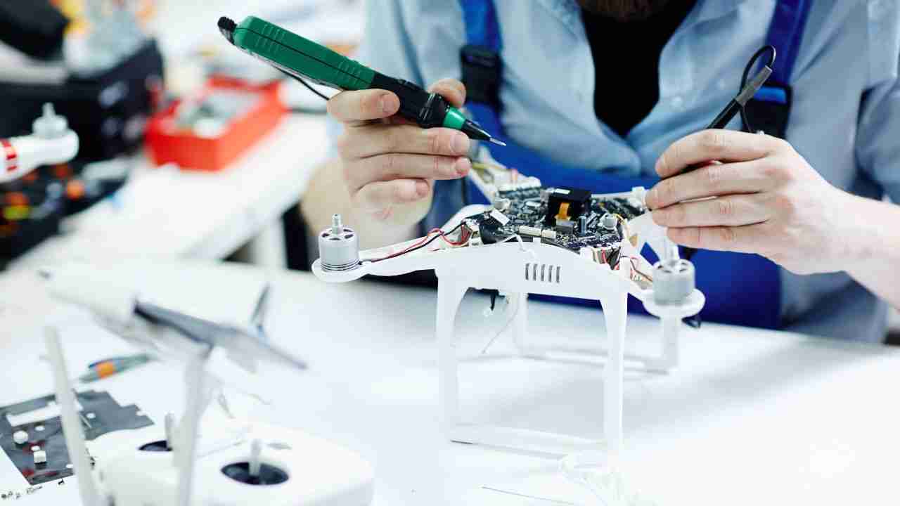 Renault avalia fabricar drones após pedido do governo francês, mas trabalhadores se opõem
