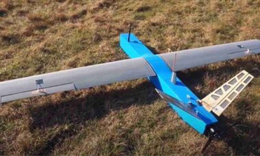 Ucrânia revela drone interceptador com espingarda e disparo automático contra UAVs